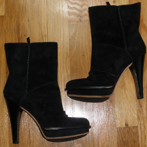 UGG Shoes - UGG Suede Ankle Boot-Size 7